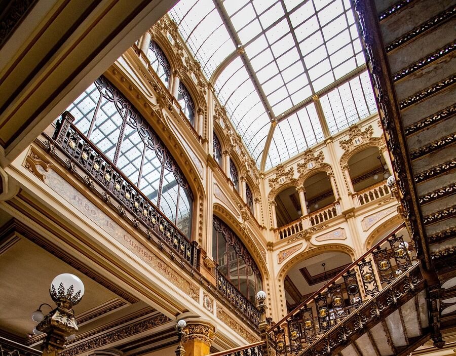 Detalle arquitectónico de edificio histórico, referencia de solidez patrimonial
